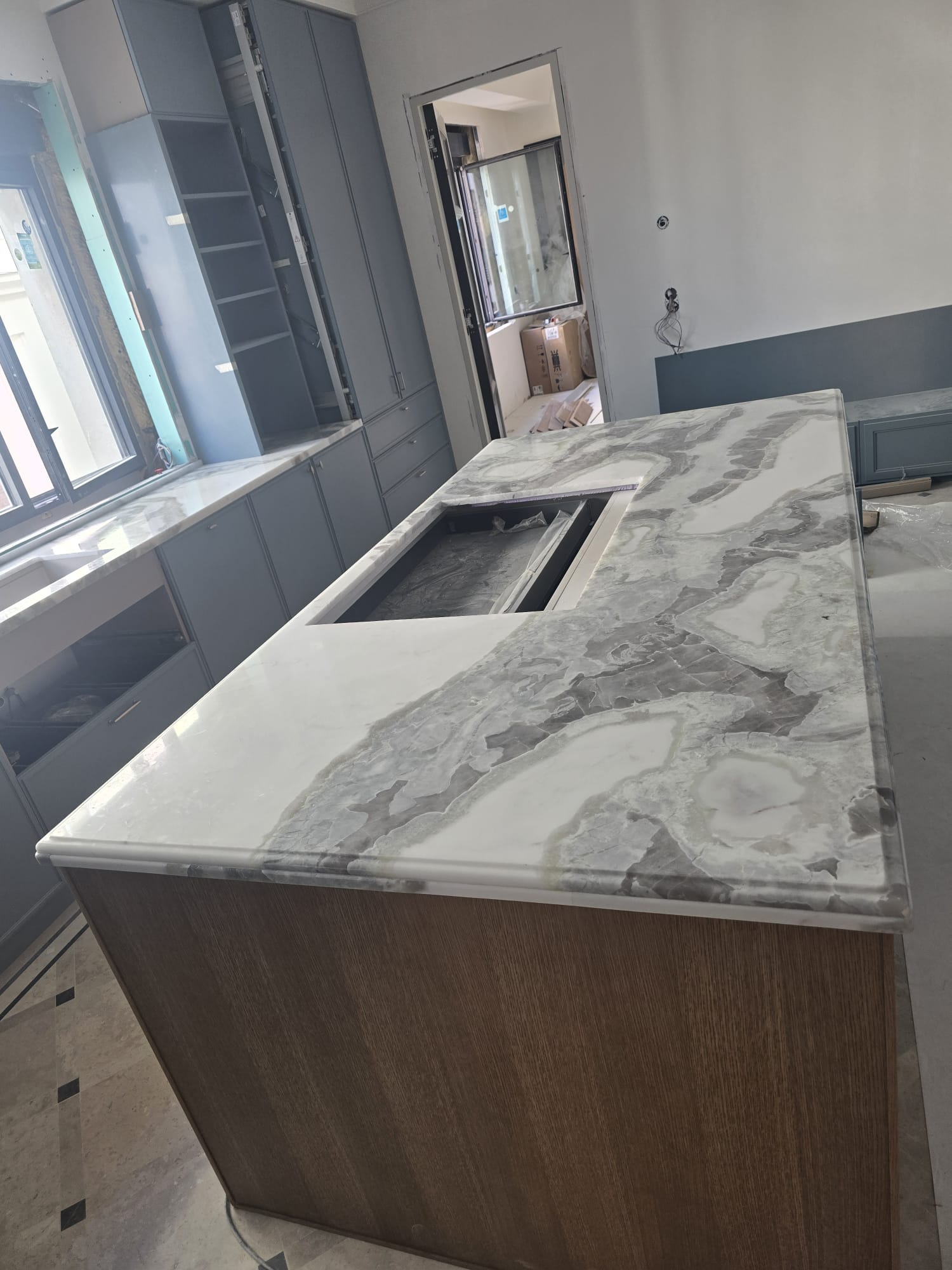 Isla de mármol en la cocina.